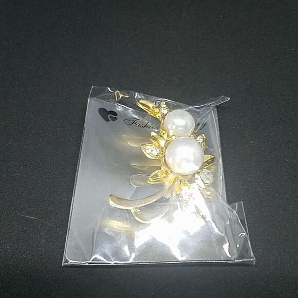 NWT Fashion Jewelry Gold & White Brooch - Picture 2 of 2